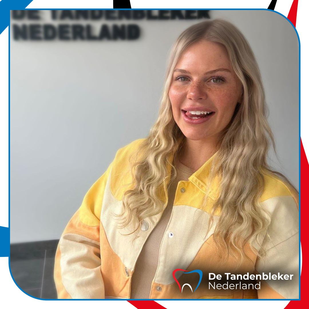 Klant lachend in de studio van De Tandenbleker Nederland