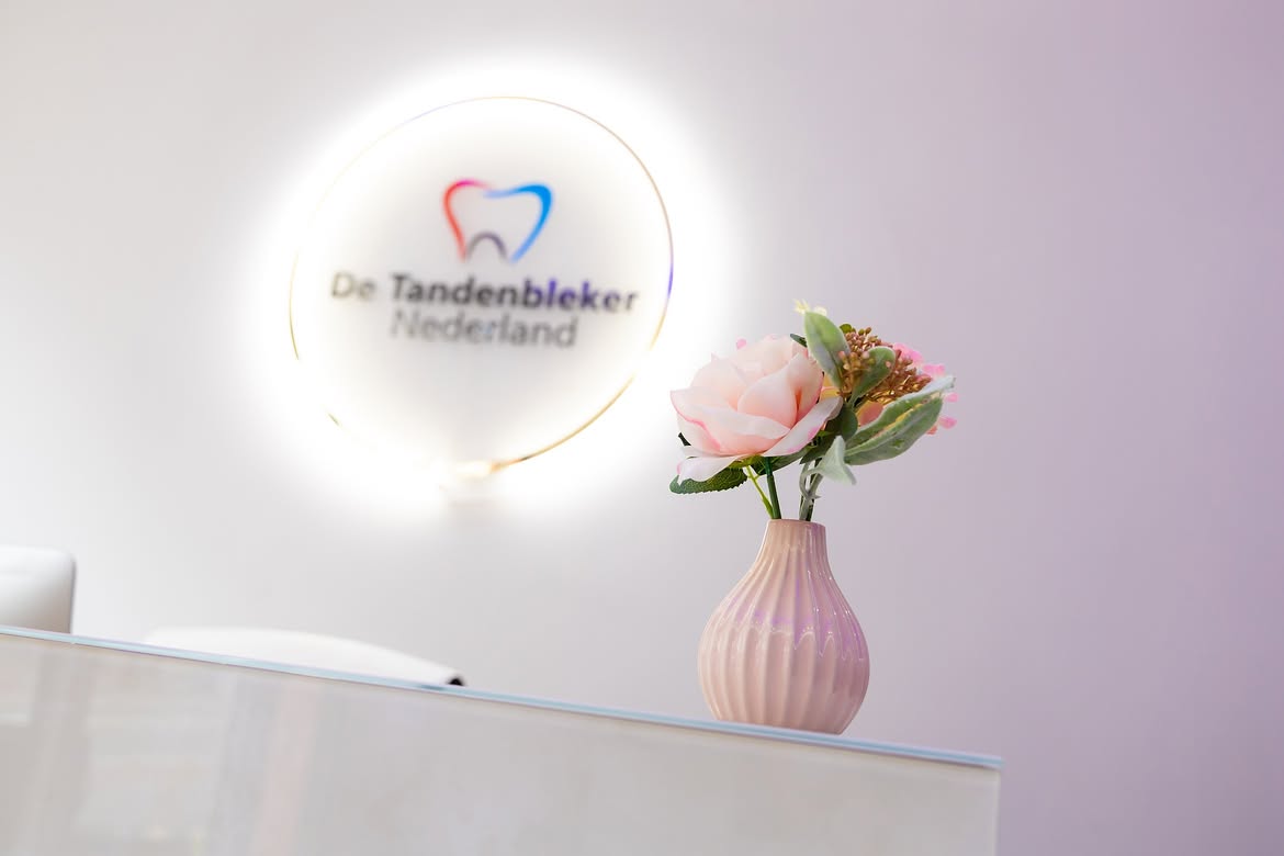 Receptie van De Tandenbleker Nederland met verlicht logo